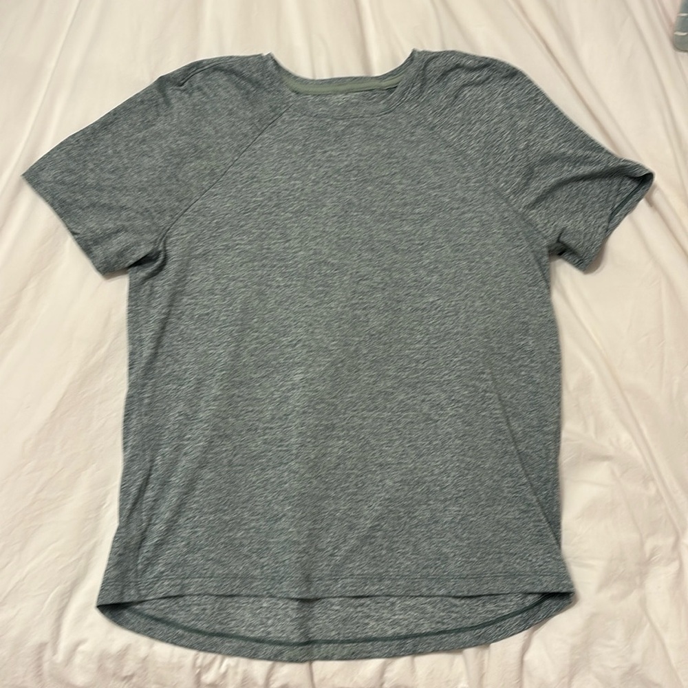 Lululemon License to Train Tee size 6